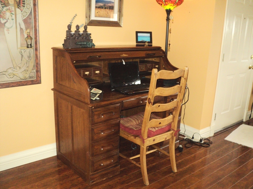 15935 Spring Oaks Road, Unit 112 El Cajon, CA 92021 - Photo 6 of 24 Situated behind the living room entry door is a great niche for a computer or writing desk.