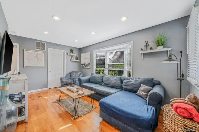 $619,000 | 29 N Plaza, Amity Harbor, NY 11701