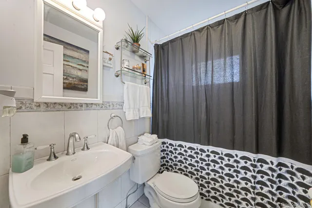 $619,000 | 29 N Plaza, Amity Harbor, NY 11701