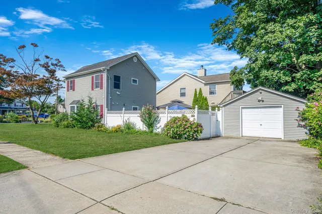 $619,000 | 29 N Plaza, Amity Harbor, NY 11701