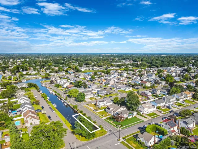 $619,000 | 29 N Plaza, Amity Harbor, NY 11701