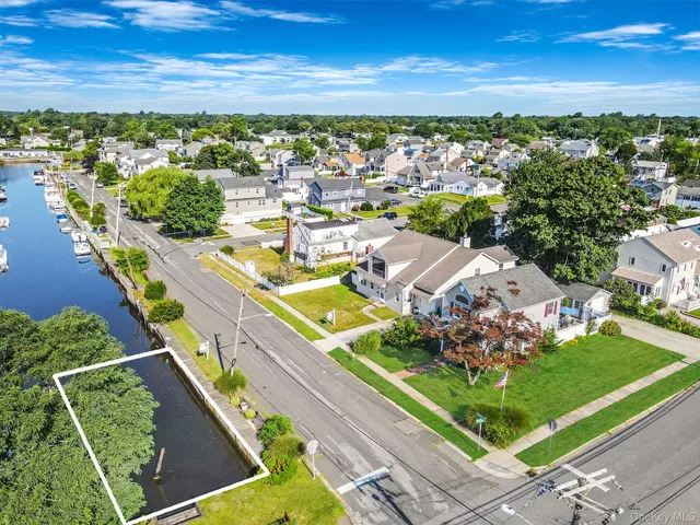 $619,000 | 29 N Plaza, Amity Harbor, NY 11701