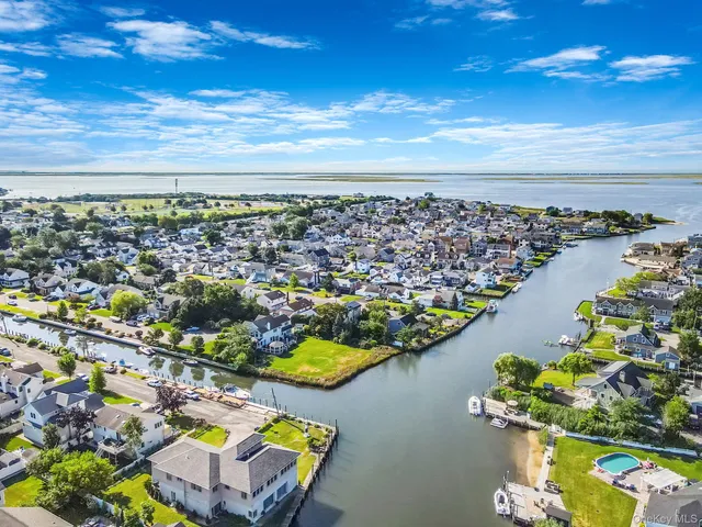 $619,000 | 29 N Plaza, Amity Harbor, NY 11701