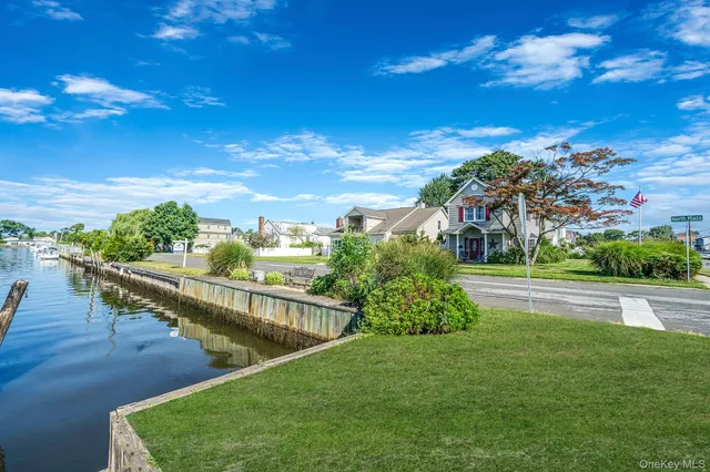 $619,000 | 29 N Plaza, Amity Harbor, NY 11701