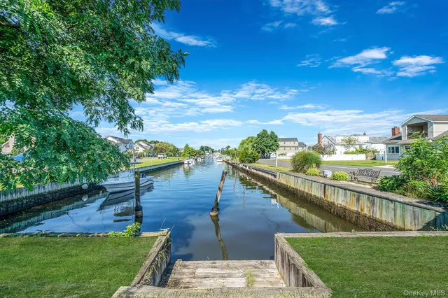 $619,000 | 29 N Plaza, Amity Harbor, NY 11701