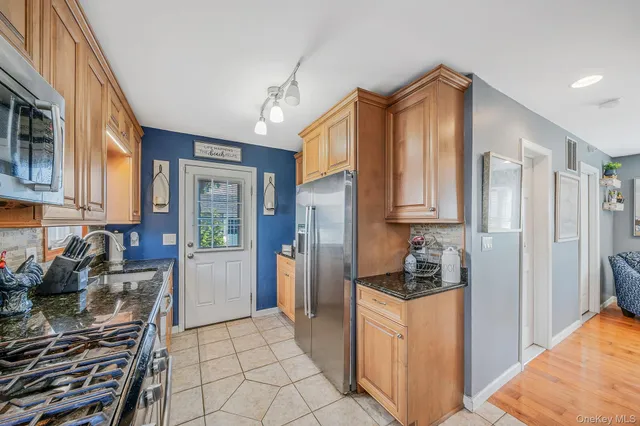 $619,000 | 29 N Plaza, Amity Harbor, NY 11701