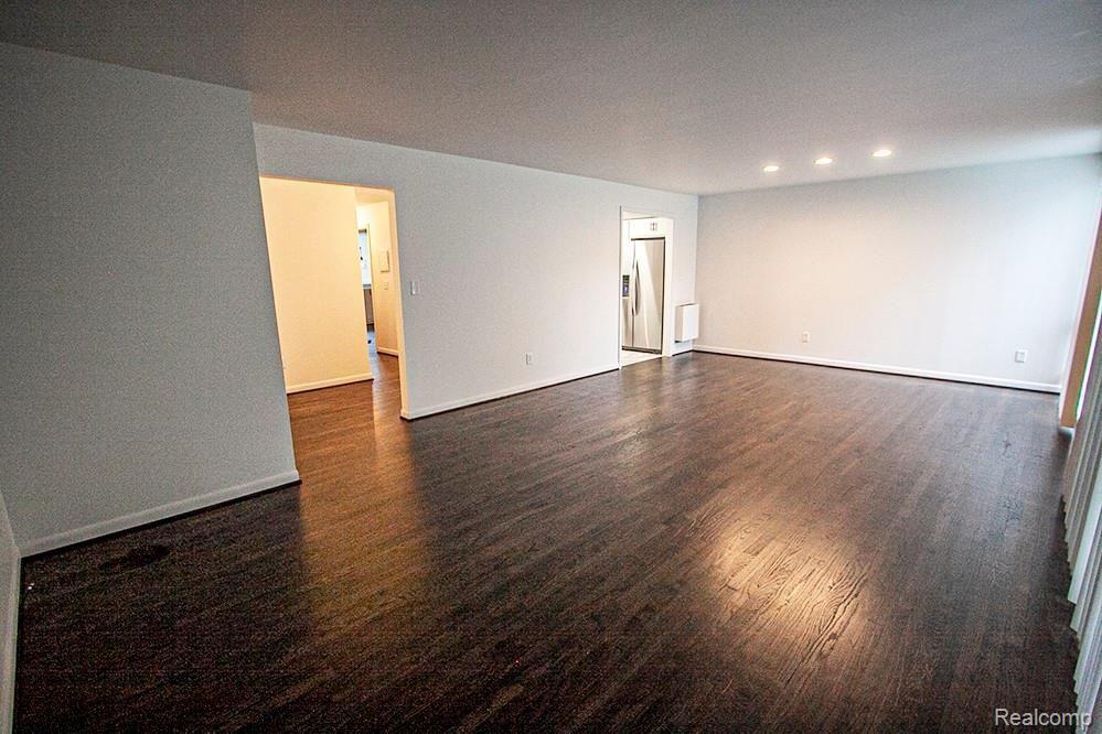 4043 West Maple Road, Unit 102 Bloomfield Hills, MI 48301 - Photo 8 of 22 IMG_6521.jpg