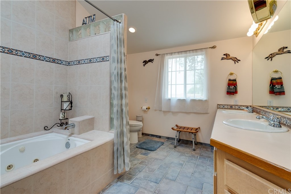 7250 Rancho Verano Place Paso Robles, CA 93446 - Photo 18 of 49 a spacious bathroom with a tub sink and mirror
