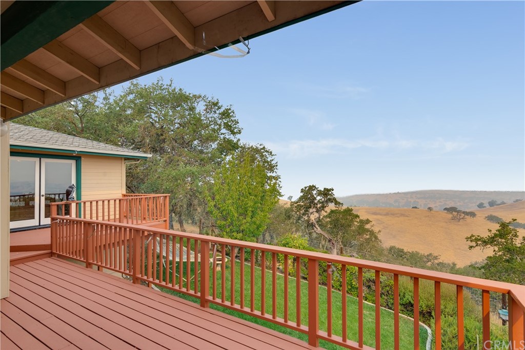 7250 Rancho Verano Place Paso Robles, CA 93446 - Photo 26 of 49 a view of a balcony with wooden floor and fence