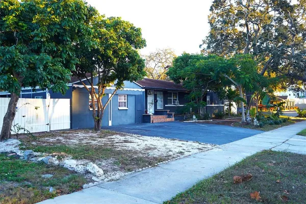 a view of a house with a yard