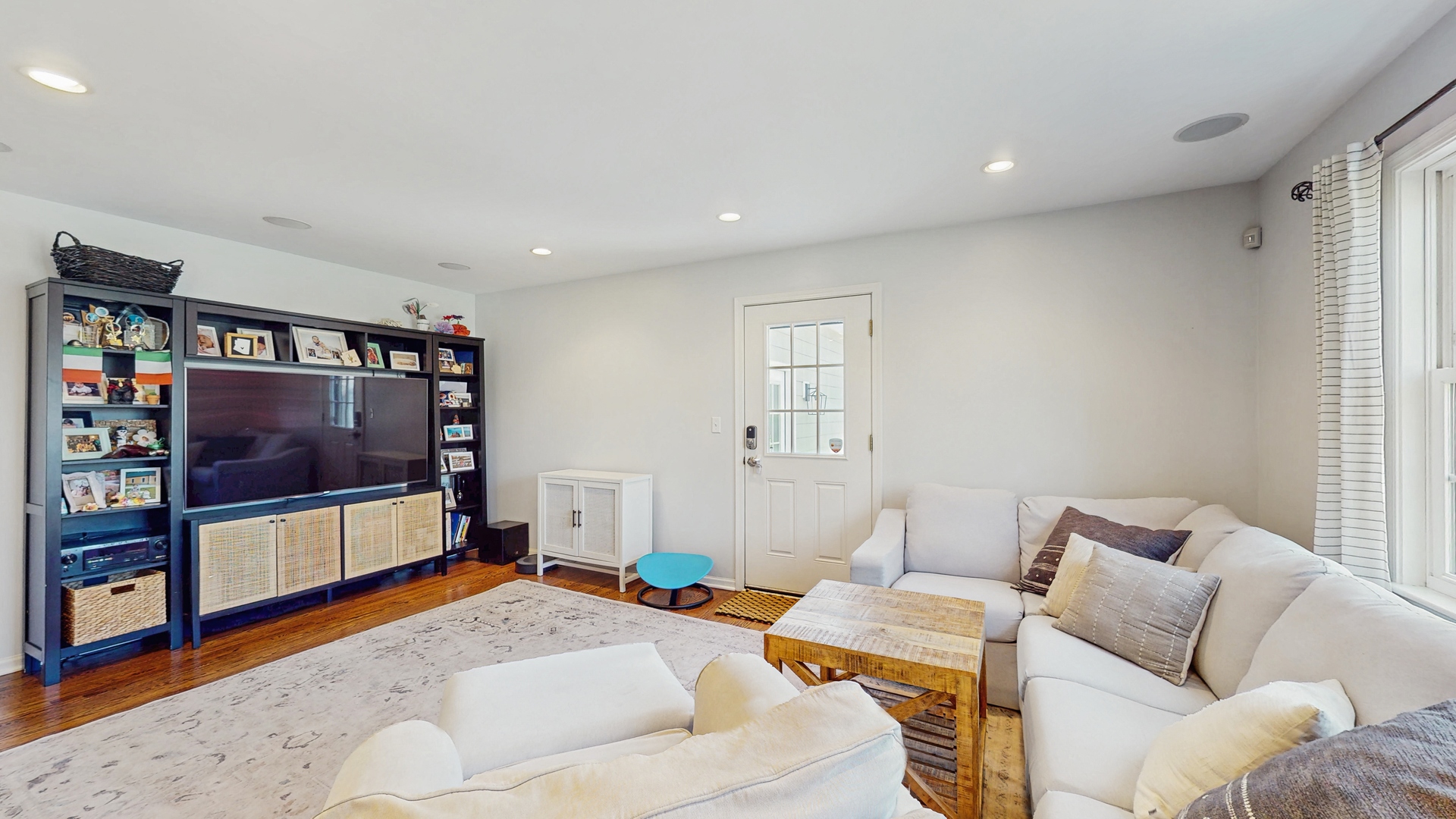 817 Plamondon Road Wheaton, IL 60189 - Photo 8 of 30