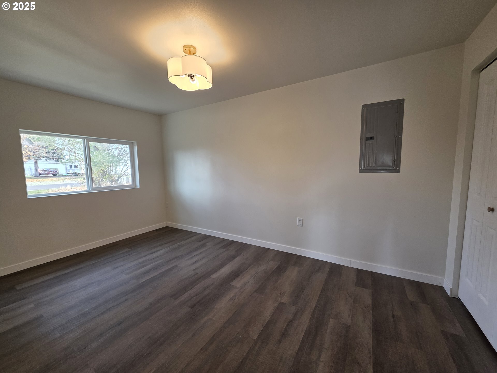 310 4th Street Northeast Irrigon, OR 97844 - Photo 11 of 13 a view of an empty room with wooden floor and a window