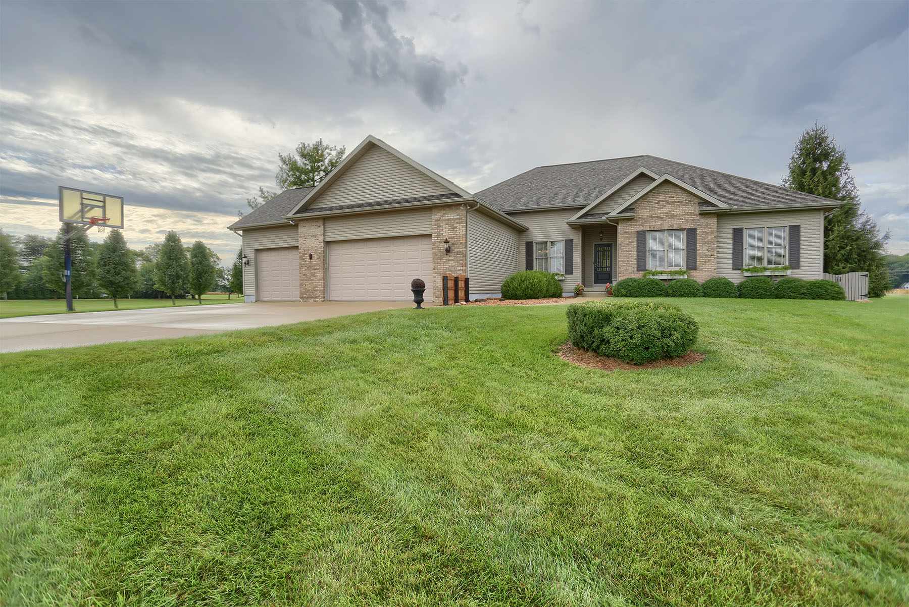 3561 East Pierceton Road Warsaw, IN 46580 - Photo 1 of 36 Gallery Image 1