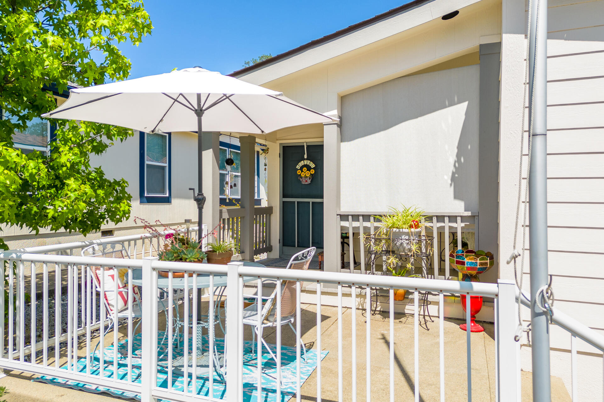 4696 Maple Trail, Unit LOS ROBLES ESTATES Redding, CA 96003 - Photo 4 of 33 a view of small yard with an umbrella