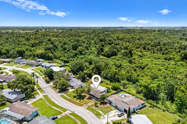 a view of a houses with a yard