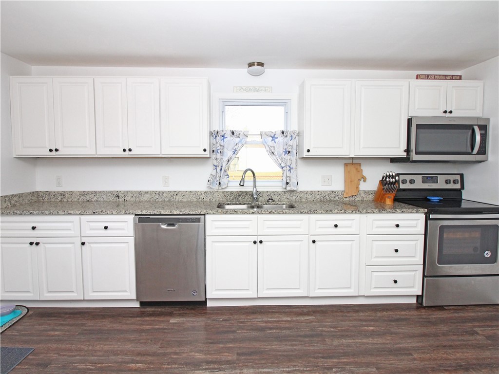 69 West Main Road Middletown, RI 02842 - Photo 8 of 32