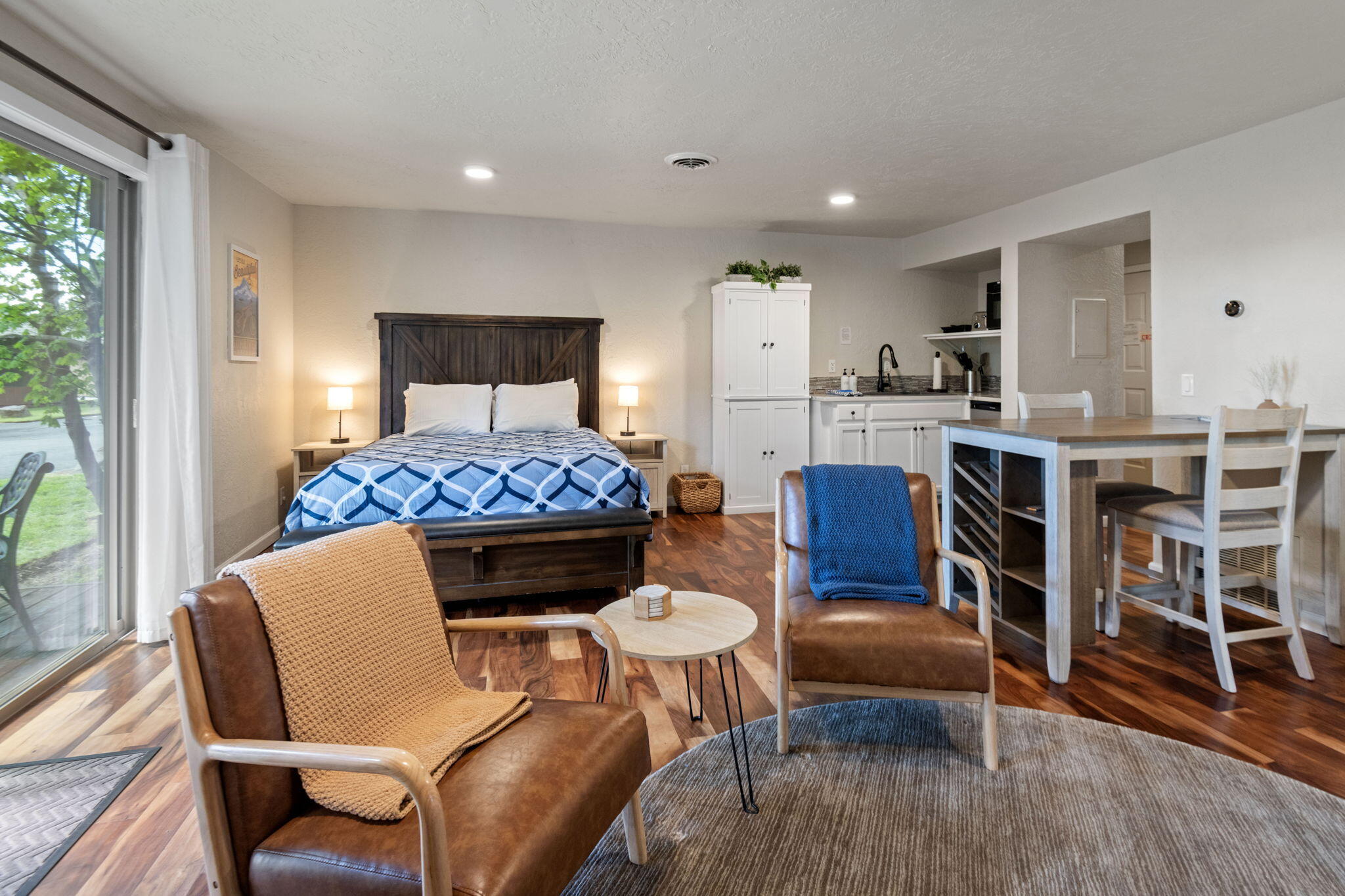17654 Pinnacle Lane, Unit 16 Sunriver, OR 97707 - Photo 6 of 28 a living room with furniture and a wooden floor