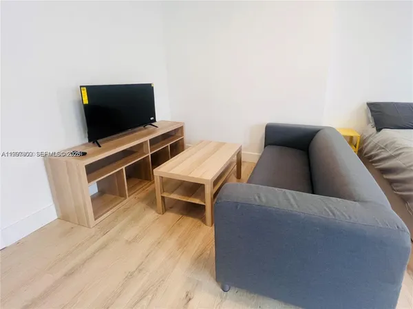 $1,700 | 842 Meridian Avenue, Unit 2G, Miami Beach, FL 33139