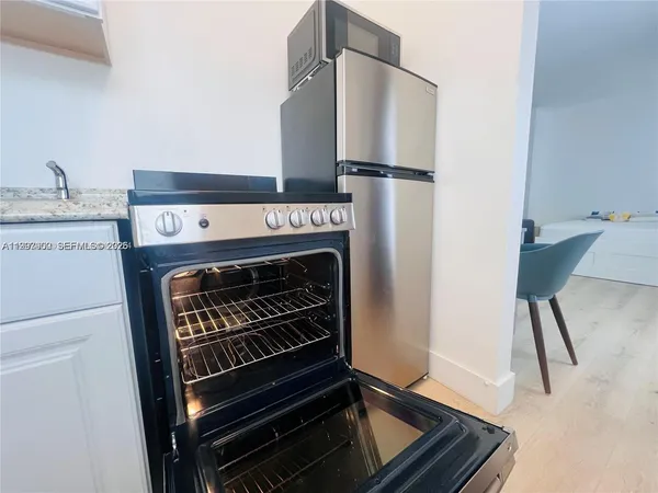 $1,700 | 842 Meridian Avenue, Unit 2G, Miami Beach, FL 33139