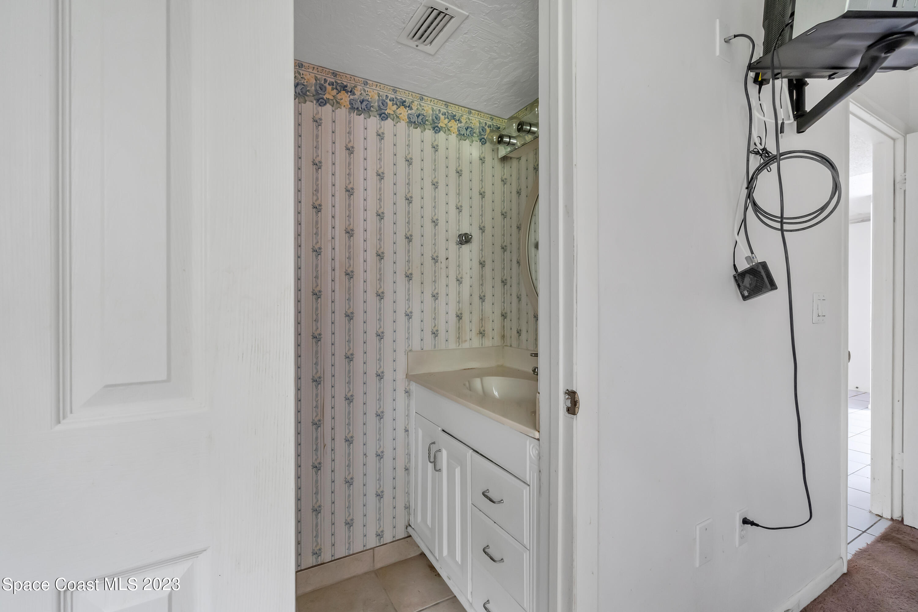 700 Ridge Club Drive, Unit 33 Melbourne, FL 32934 - Photo 16 of 32 a bathroom with a shower