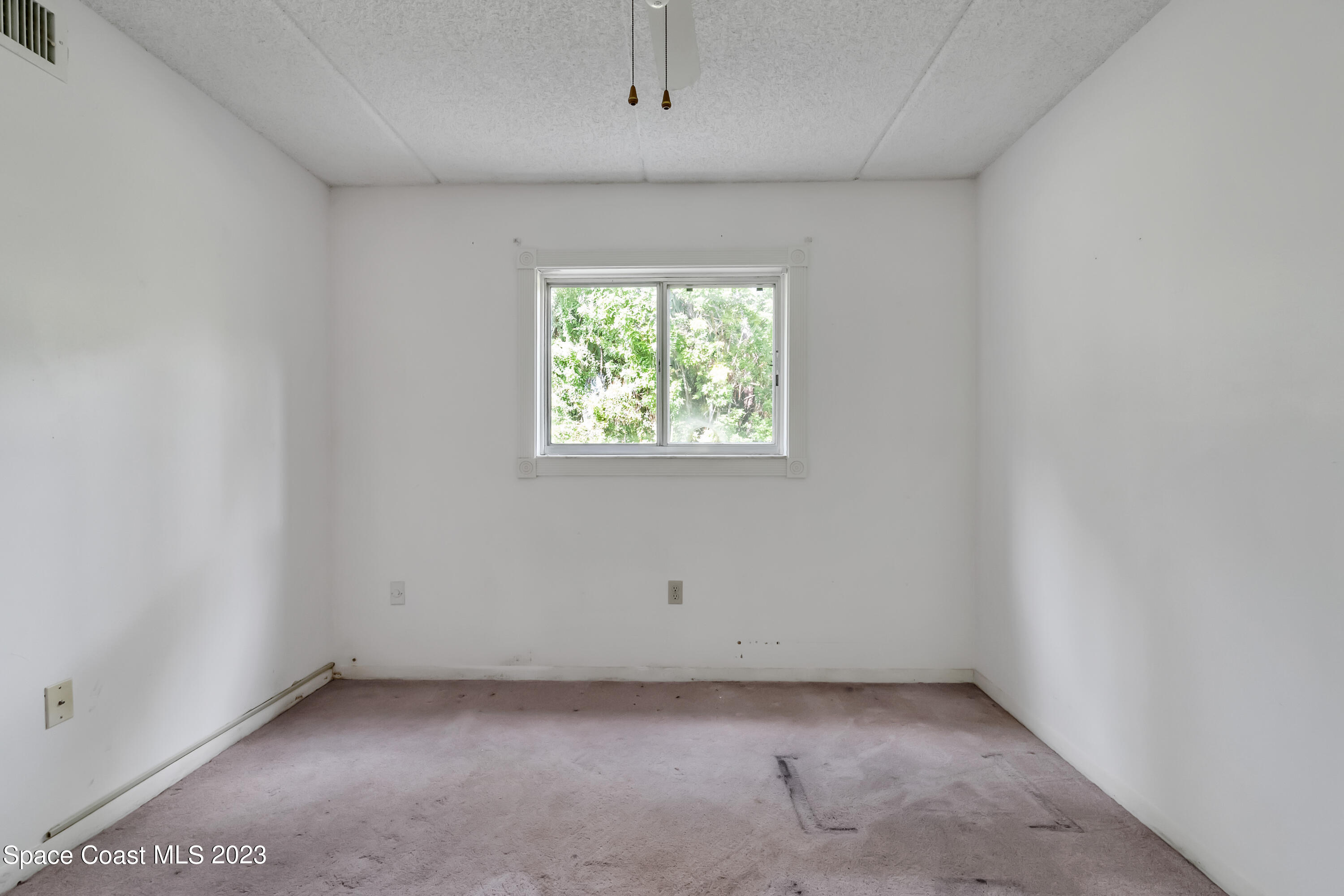 700 Ridge Club Drive, Unit 33 Melbourne, FL 32934 - Photo 20 of 32 an empty room with a window