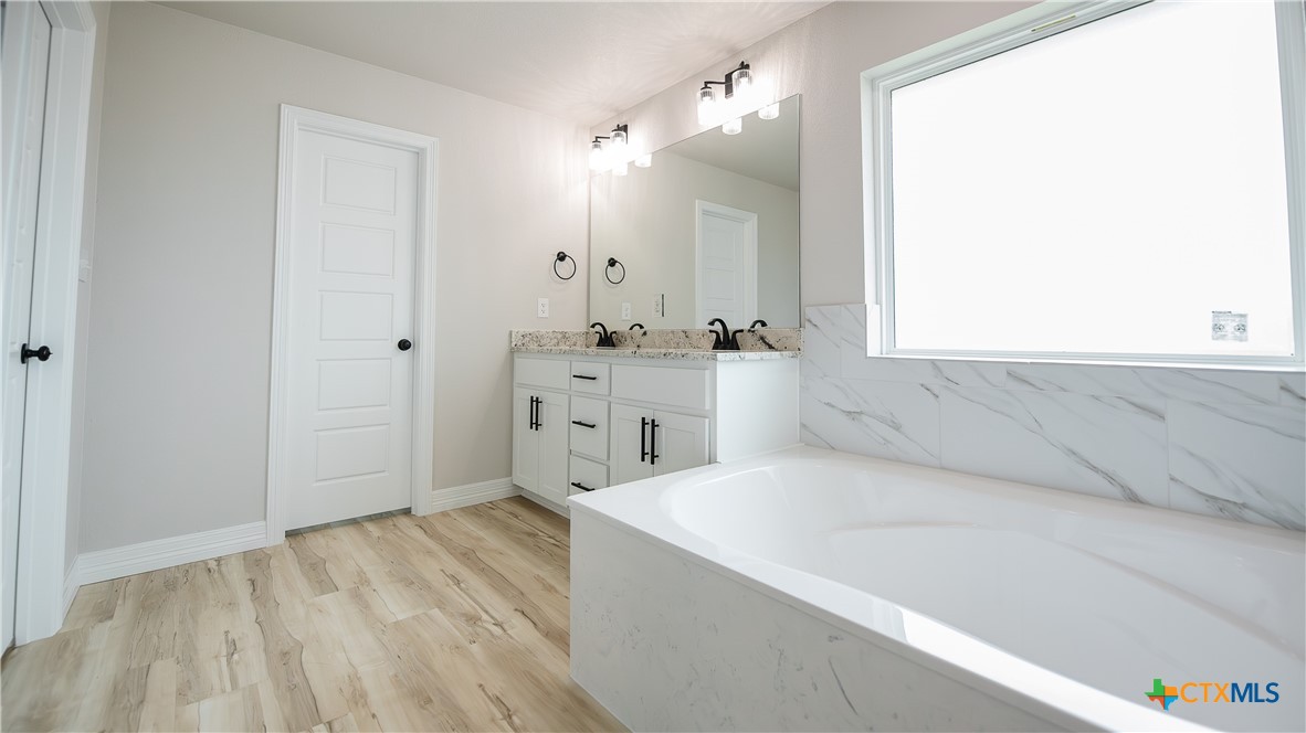1404 Tahonta Drive Hewitt, TX 76643 - Photo 16 of 32 a spacious bathroom with a bathtub and a sink