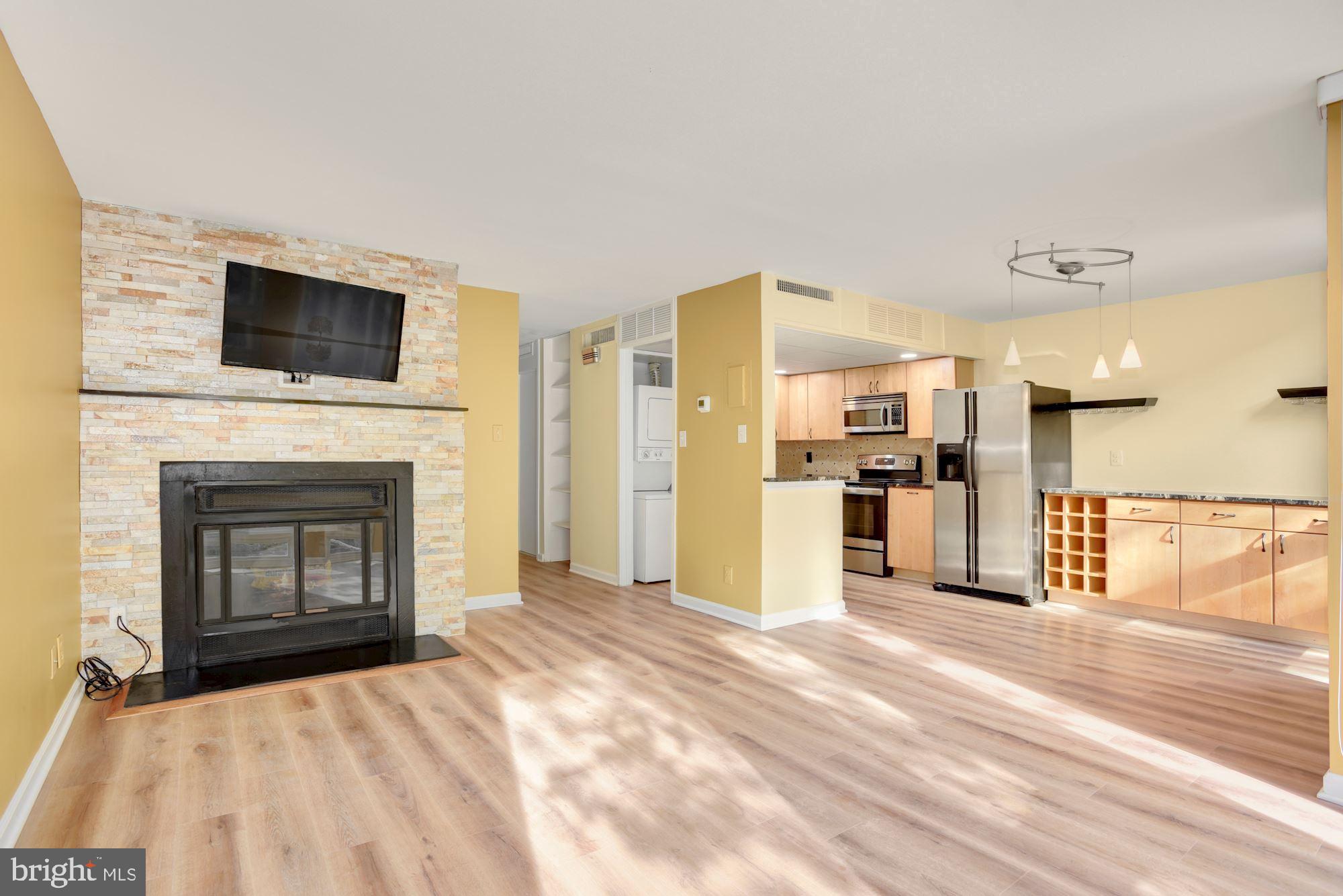 1608 Chimney House Road, Unit 1608 Reston, VA 20190 - Photo 6 of 42 Bright & Light