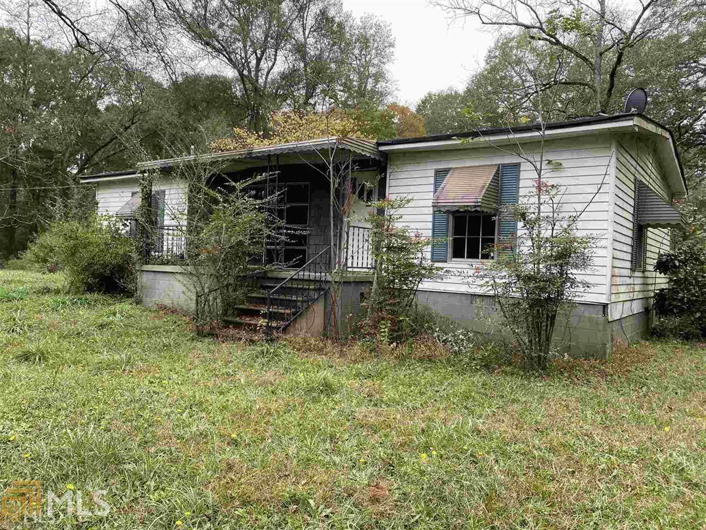 a front view of house with yard