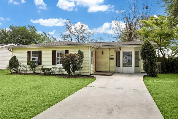 $1,750 | 1517 Wayside Drive, Texas City, TX 77590