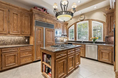 $1,174,000 | 14 Highland Circle, The Woodlands, TX 77381