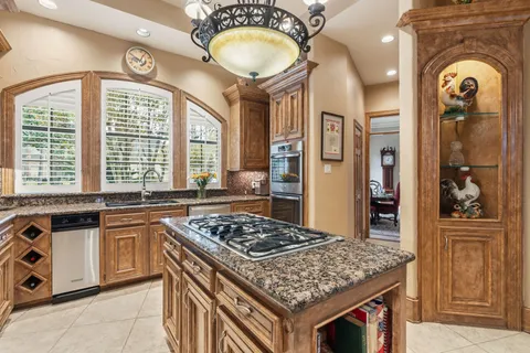 $1,174,000 | 14 Highland Circle, The Woodlands, TX 77381