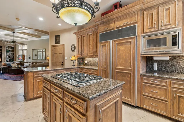 $1,174,000 | 14 Highland Circle, The Woodlands, TX 77381