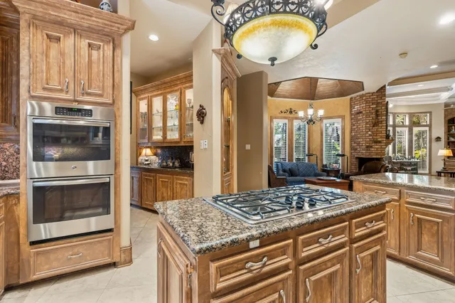 $1,174,000 | 14 Highland Circle, The Woodlands, TX 77381