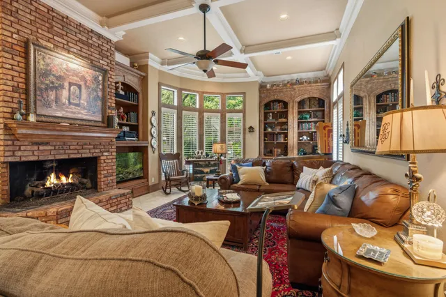 $1,174,000 | 14 Highland Circle, The Woodlands, TX 77381
