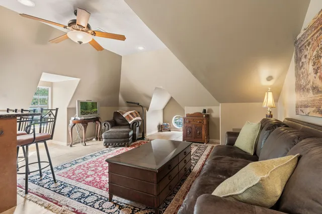 $1,174,000 | 14 Highland Circle, The Woodlands, TX 77381