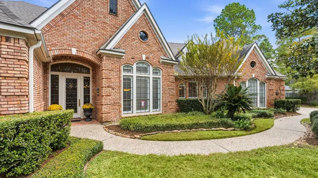 $1,174,000 | 14 Highland Circle, The Woodlands, TX 77381