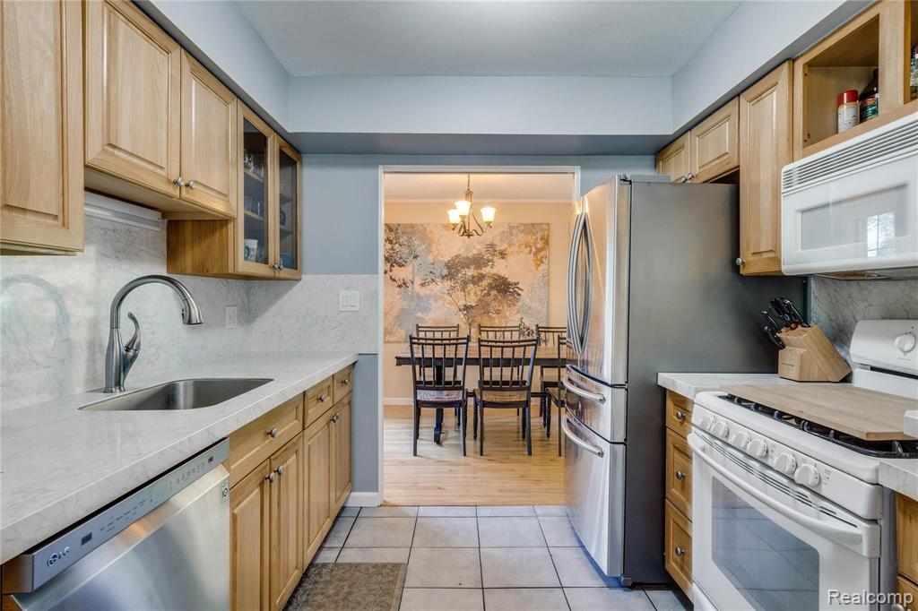 28015 Ridgebrook Road Farmington Hills, MI 48334 - Photo 5 of 35