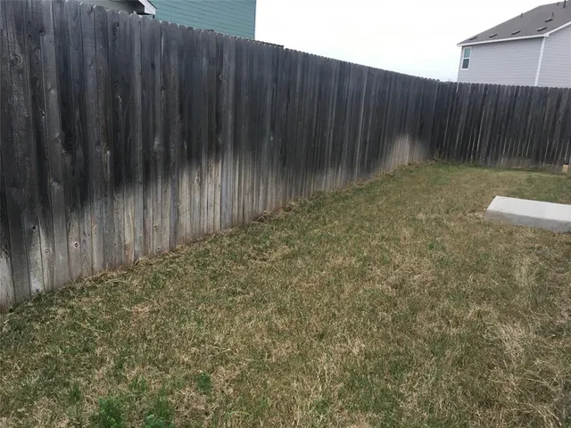 a view of a backyard