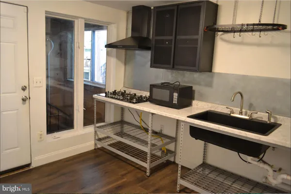 a view of entryway and kitchen