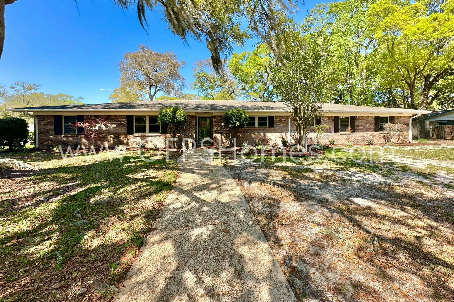 724 Overbrook Drive Fort Walton Beach, FL 32547 - Photo 2 of 47 a front view of a house with a yard