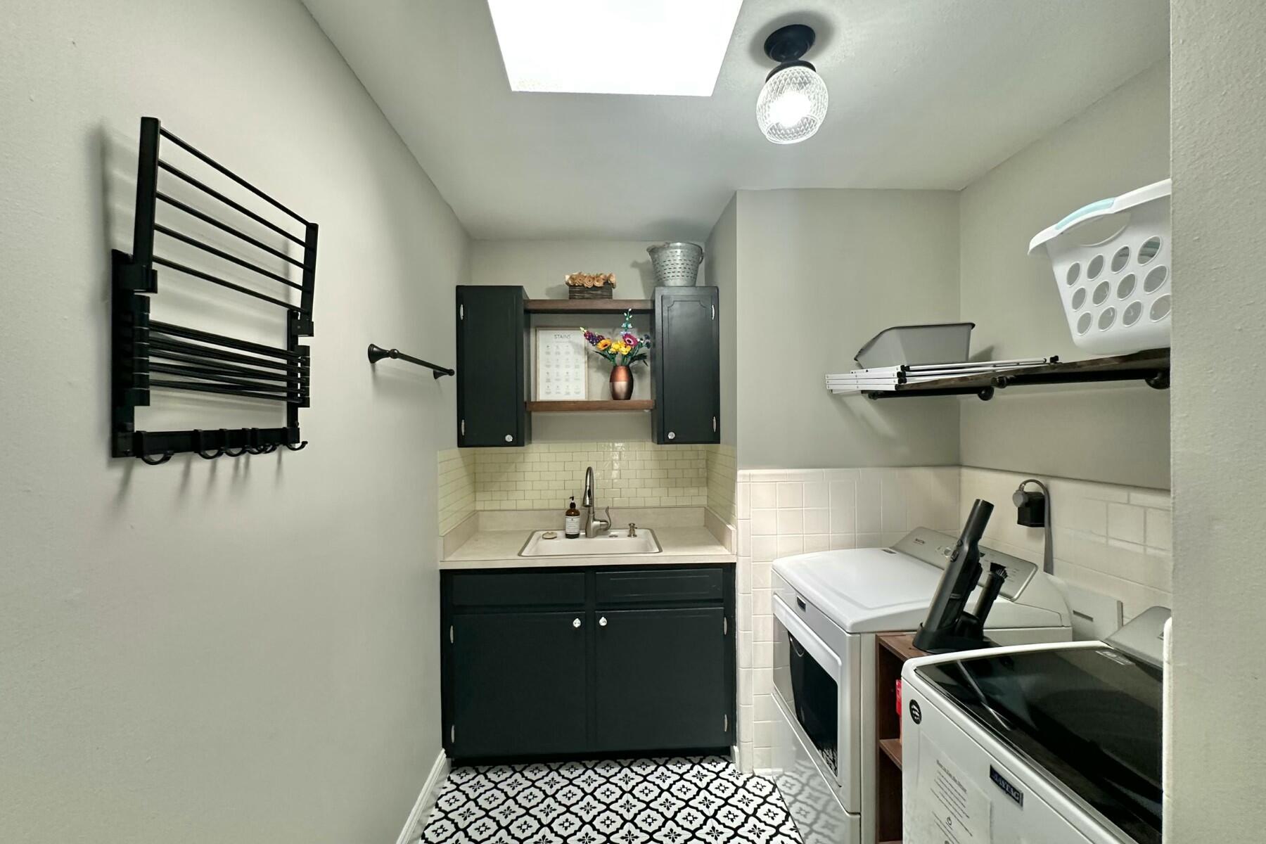 724 Overbrook Drive Fort Walton Beach, FL 32547 - Photo 26 of 47 a bathroom with a sink a toilet and mirror