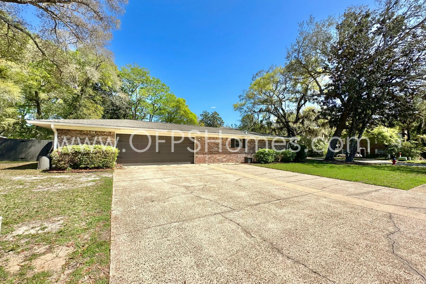 724 Overbrook Drive Fort Walton Beach, FL 32547 - Photo 5 of 47 a front view of a house with garden