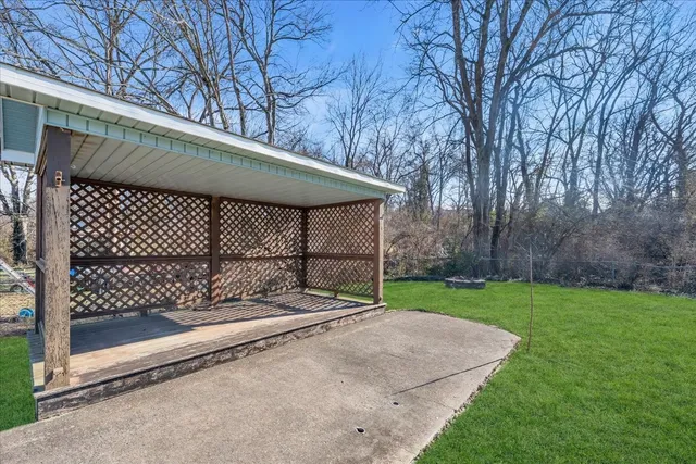 a view of a backyard