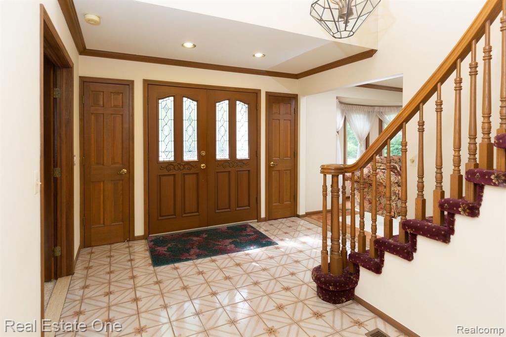 530 Timberline Drive Rochester Hills, MI 48309 - Photo 4 of 35