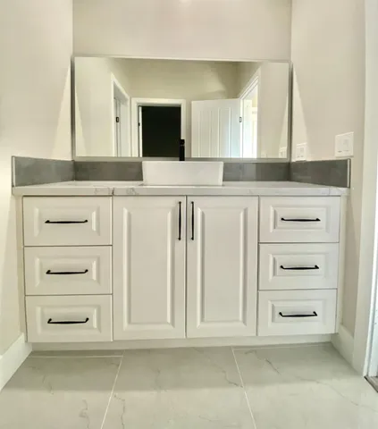 a view of a livingroom with a ceiling fan & entryway