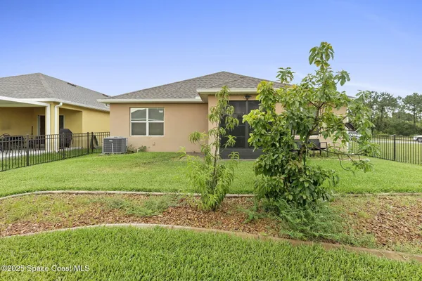 a view of a house with a backyard