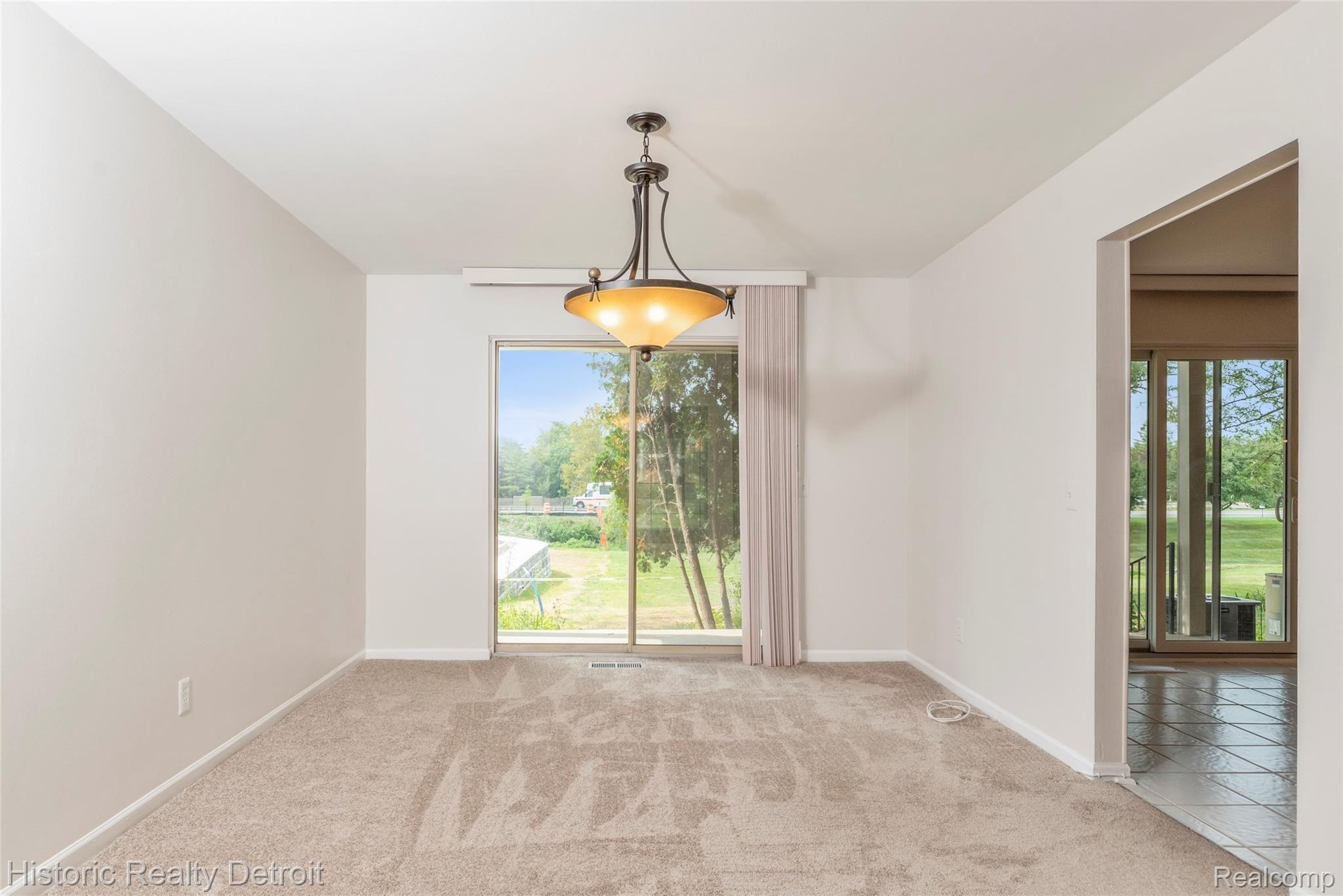 29610 Middlebelt Road, Unit 1301 Farmington, MI 48334 - Photo 4 of 22 006-photo-dining-room-7528077.jpg