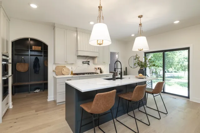 $1,475,000 | 625 Ivy Falls Avenue, Mendota Heights, MN 55118