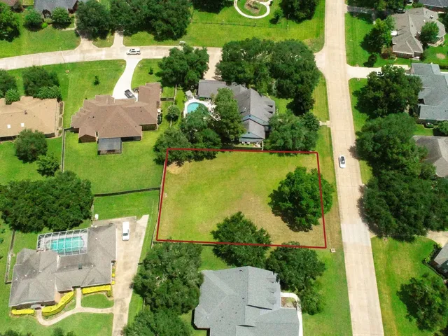 an aerial view of a house with outdoor space and lake view