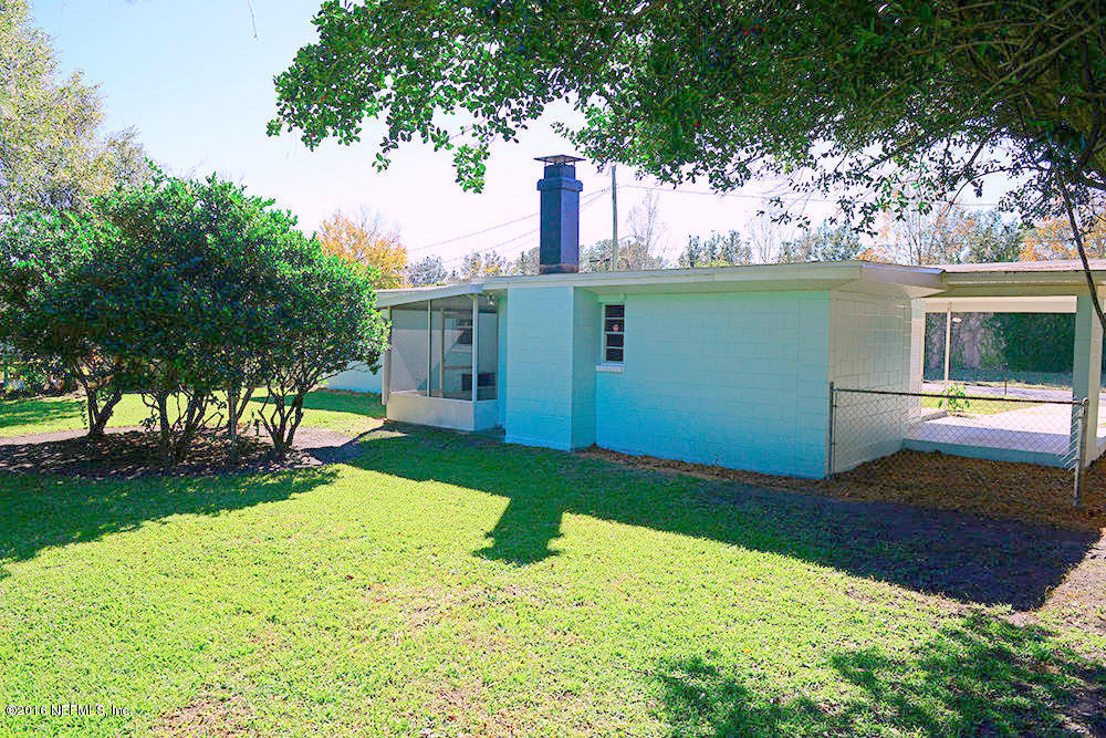 4527 Ruckner Road Jacksonville, FL 32207 - Photo 3 of 15 a backyard of a house with lots of green space and garden